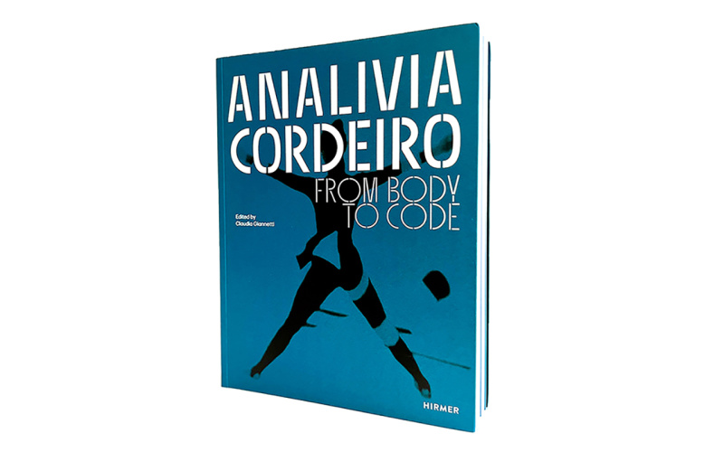Ein Buch mit türkisem Cover vor weißem Hintergrund.