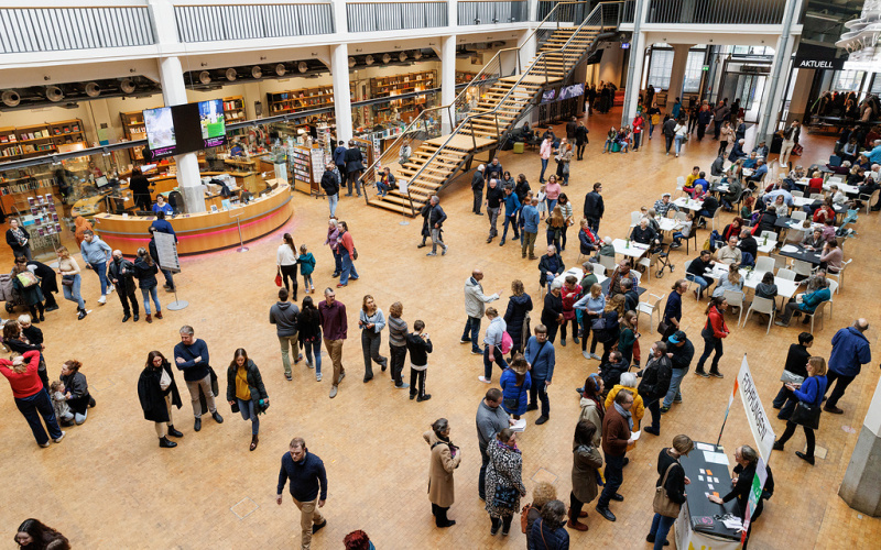 Der Foyer-Lichthof des ZKM gefüllt mit vielen Menschen