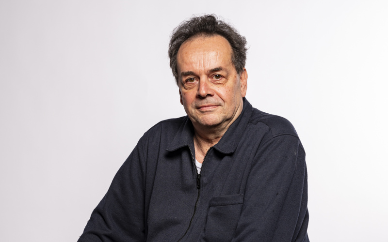 Leiter der Museumstechnik, er sitzt im Halbprofil und mit Hemd und schaut in die Kamera