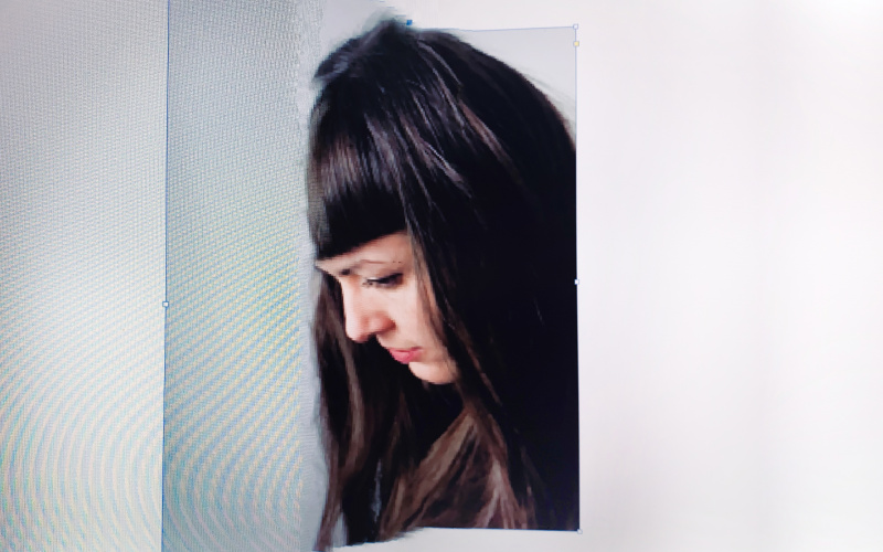 the half-profile of a brunette woman can be seen