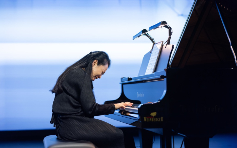 Die Pianistin Maki Namekawa am Flügel.