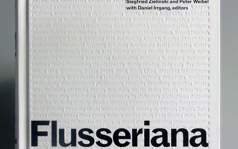 Cover der Publikation »Flusseriana«. Die Begriffe des Glossars sind auf dem weißen Cover als Tiefdruck sichtbar. 