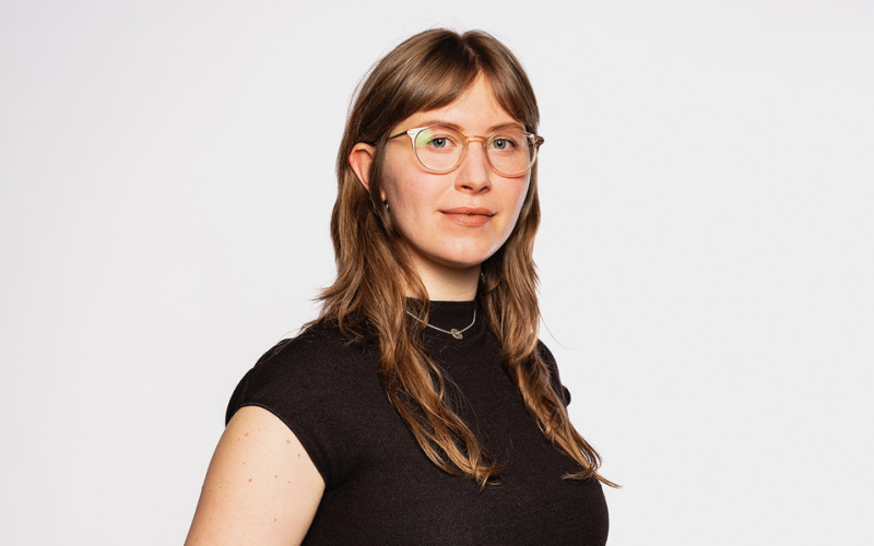 Portrait von Lilli Roser, stehend