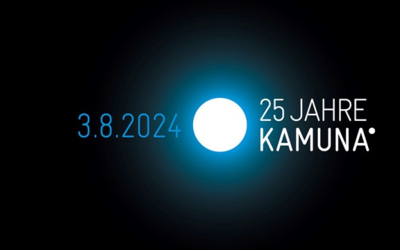 Eine blau leuchtende Kugel und die Aufschrift "25 Jahre KAMUNA"