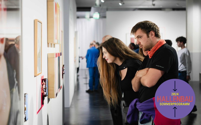 Eine Frau und ein Mann stehen vor Kunstwerken