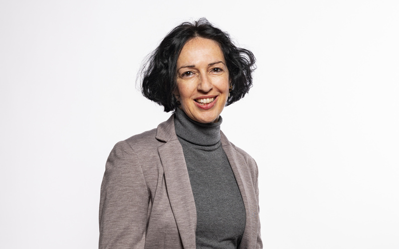 Sitzende dunkelhaarige Frau