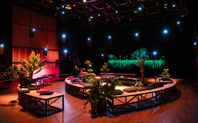 An installation can be seen in the ZKM Kubus. 