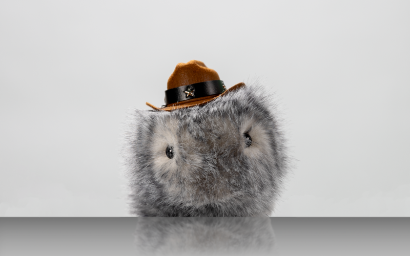 Porträt eines Kuscheltiers vor weißem Hintergrund.