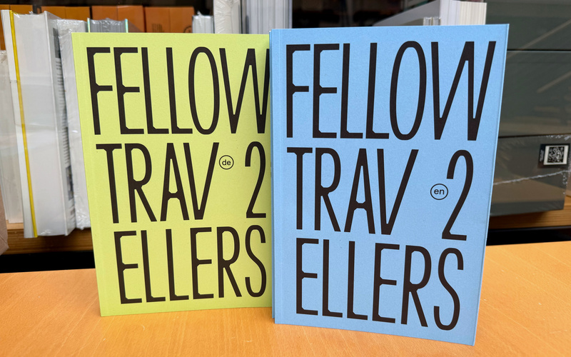 Ein blaues und ein grünes Buch mit der Aufschrift "Fellow Travellers".