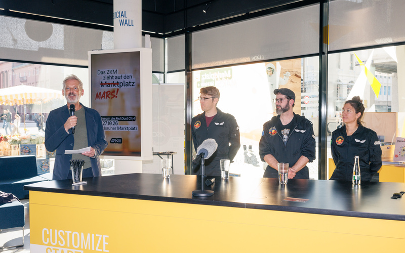 Alistair Hudson spricht während der Pressekonferenz in ein Mikrofon.