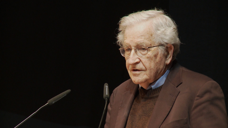 i4869_noamchomsky_diskussionsrunde.jpg