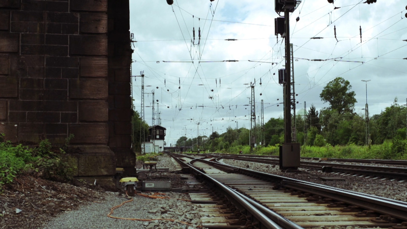 i5200_15_zkm_x_vr_jd_01_zkm_spot_mcms_train.jpg