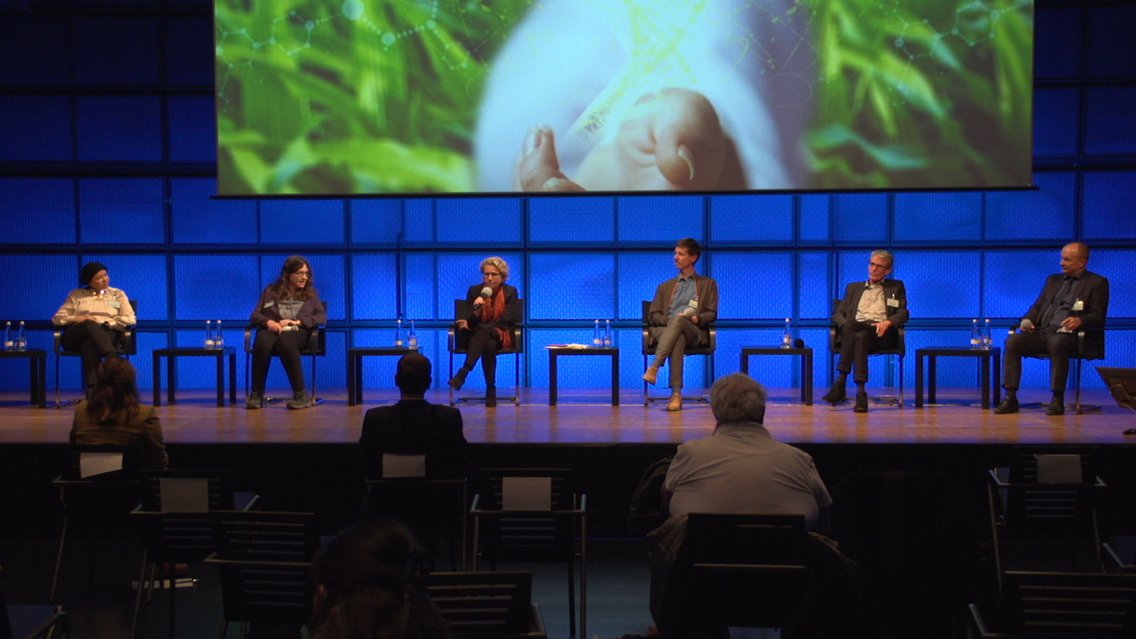 i6929_20_zkm_r_vr_mb_kaforum20_podiumsdiskussion.jpg