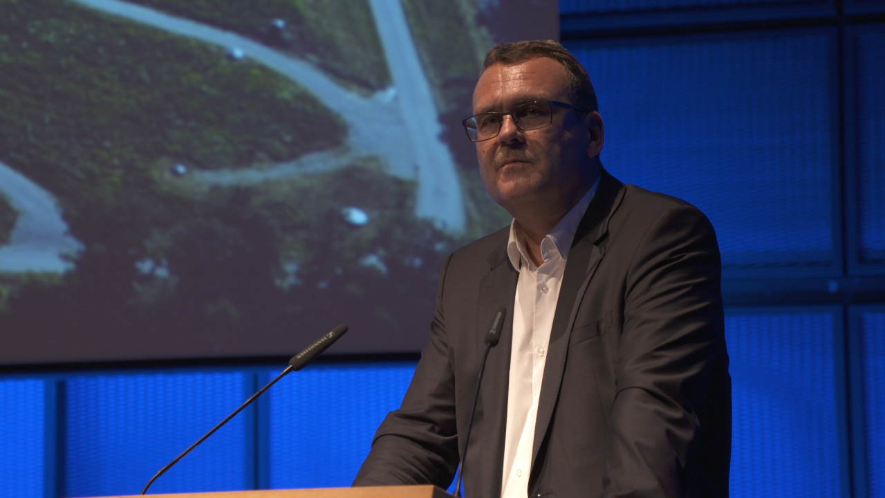 i6929_20_zkm_r_vr_mb_kaforum20_sprecher7_mathiasginter_v2.jpg
