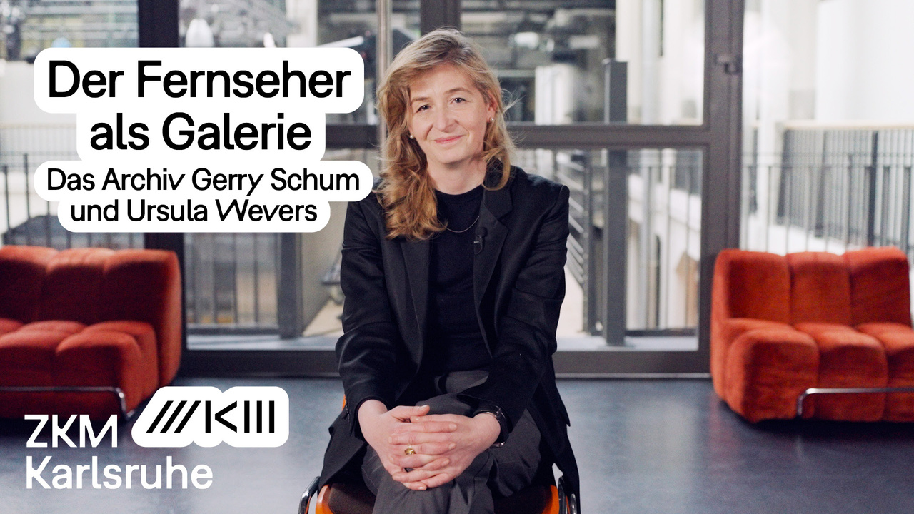 Margit Rosen sitzt in der Videolounge des ZKM Karlsruhe