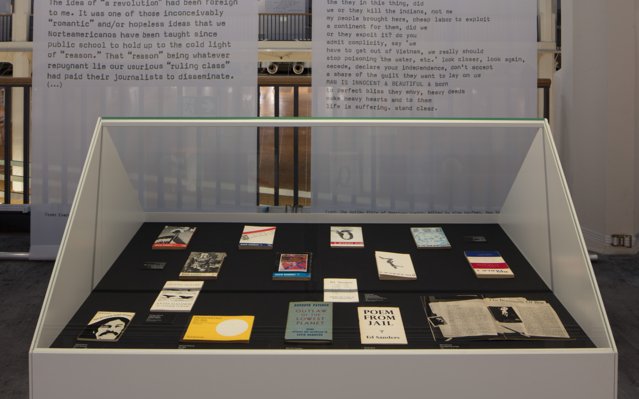 Blick auf eine Vitrine, in der Bücher ausliegen