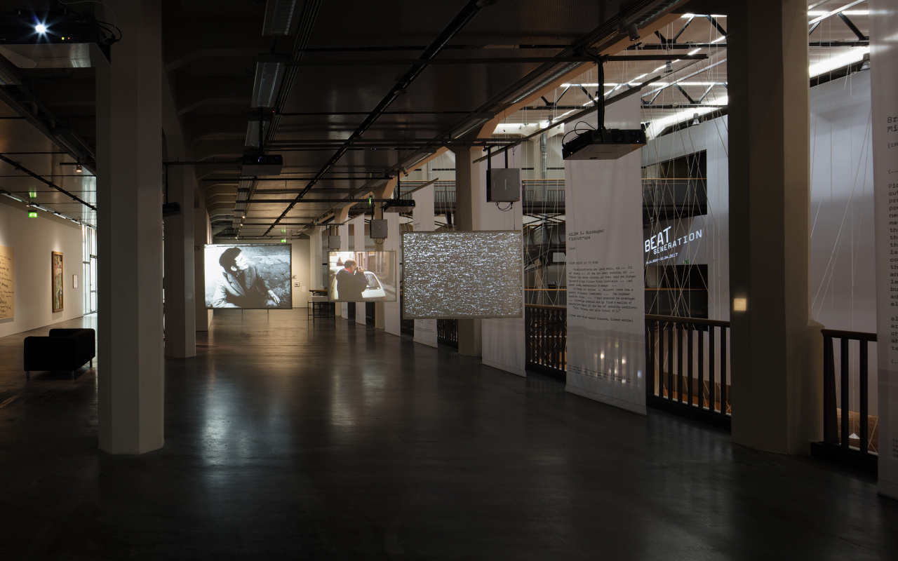Blick in die Ausstellung »Beat Generation«: Großformatige Videoprojektionen und Schriftzüge