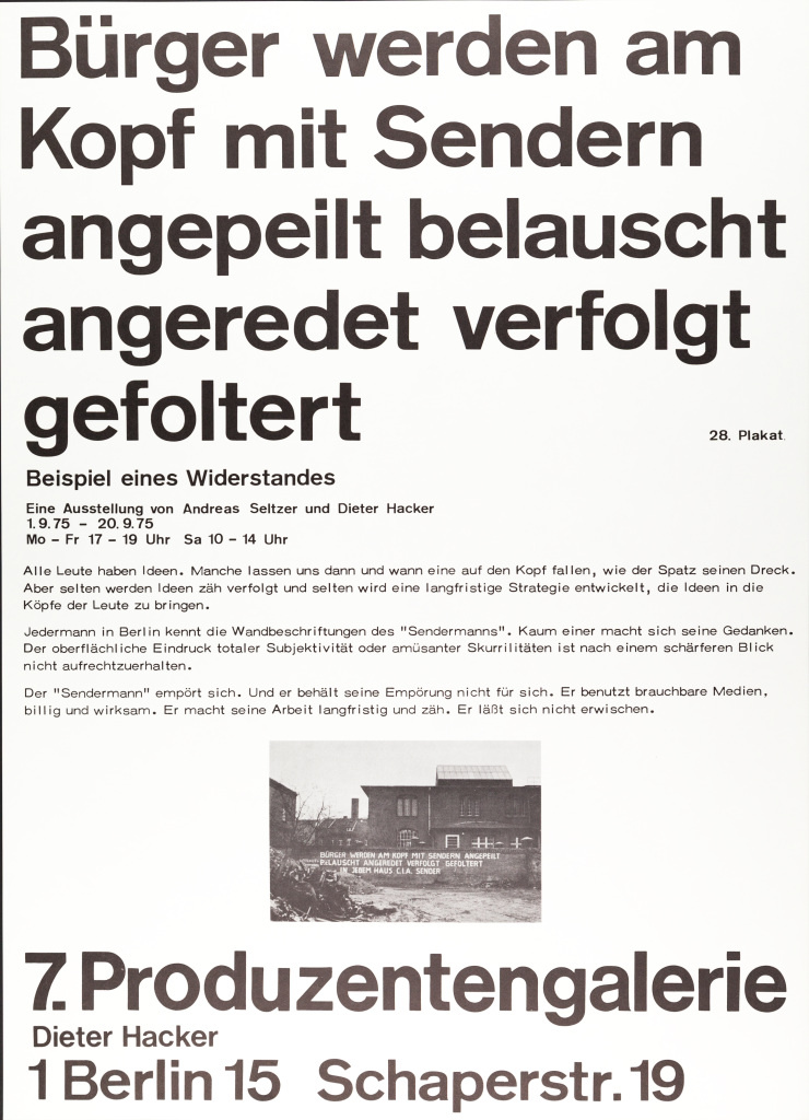 Plakat mit Text: Bürger werden am Kopf mit Sendern angepeilt belauscht angeredet verfolgt gefolter. Beispiel eines Widerstands. Eine Ausstellung von Andreas Seltzer und Dieter Hacker 