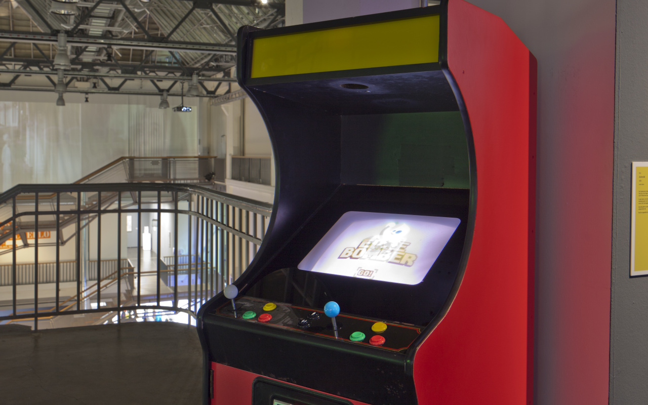 Ein Spielautomat, auf dem Display ist »EdgeBomber« zu lesen