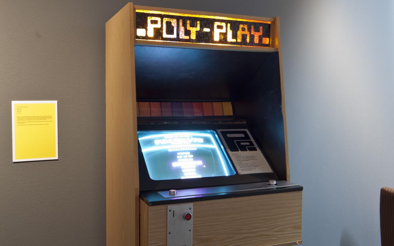 Ein Spielautomat mit der Aufschrift »Poly-Play«