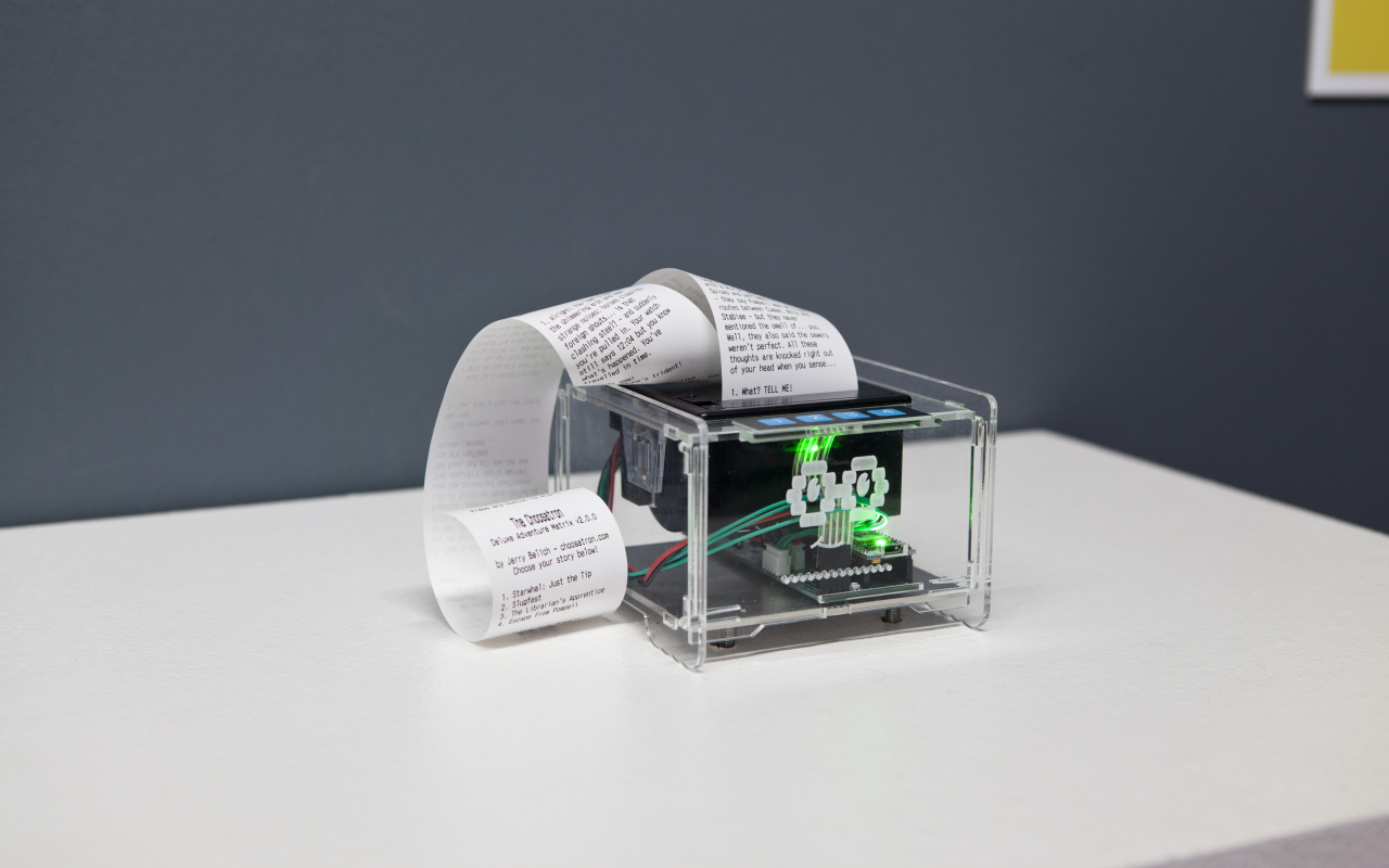 Ein durchsichtiger Drucker bedruckt einen langen Zettel