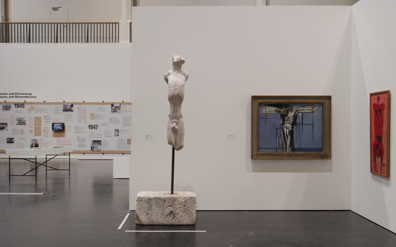 Blick in die Ausstellung »Kunst in Europa 1945-1968« mit zwei Gemälden und einer Skulptur.