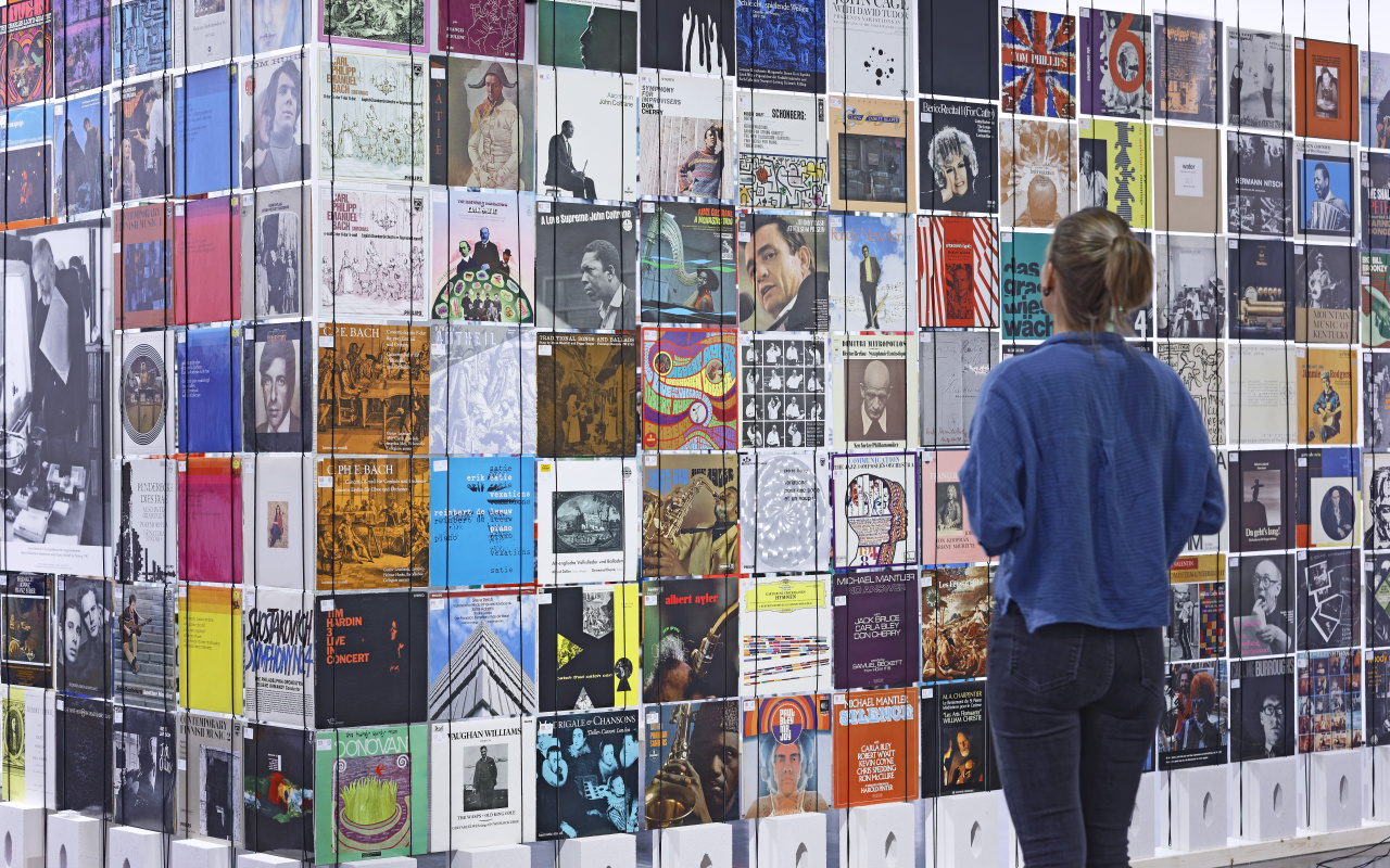Blick in die Ausstellung »Helmut Heißenbüttel: schreiben sammeln senden«
