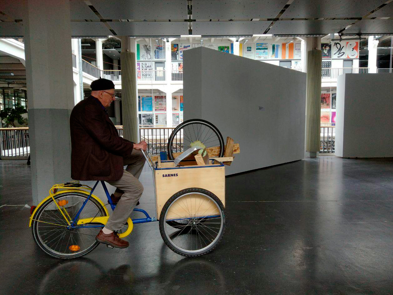 Bruno Latour fährt das Wanderer Fahrrad.