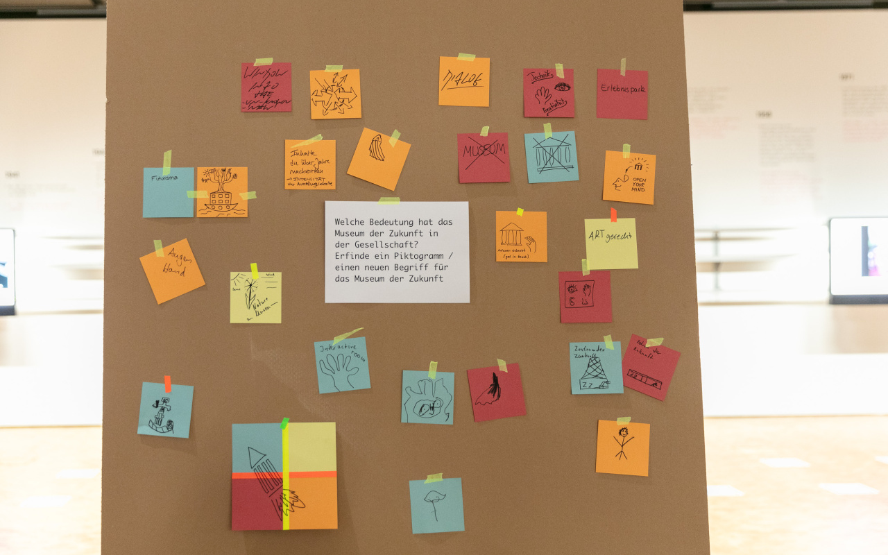 Post-its with pictograms on the museum of the future 