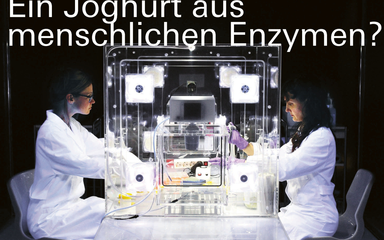 Forscherinnen vor Apparatur