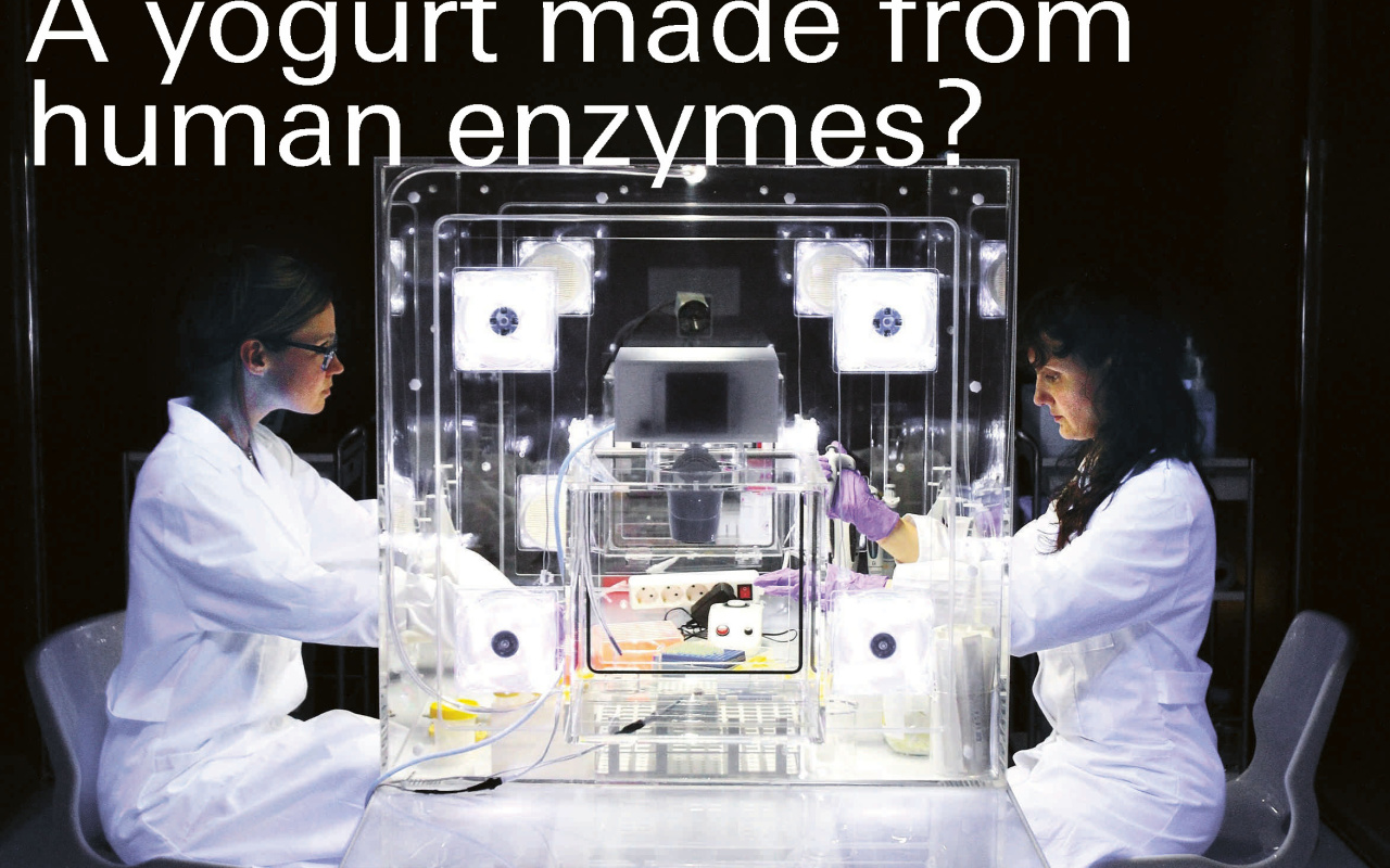  Researchers in front of an apparartus
