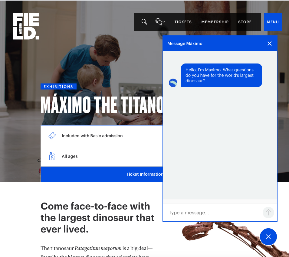 Museumsbesucher im Hintergrund und Nachricht des Chatbots auf einem Mobiltelefon im Vordergrund