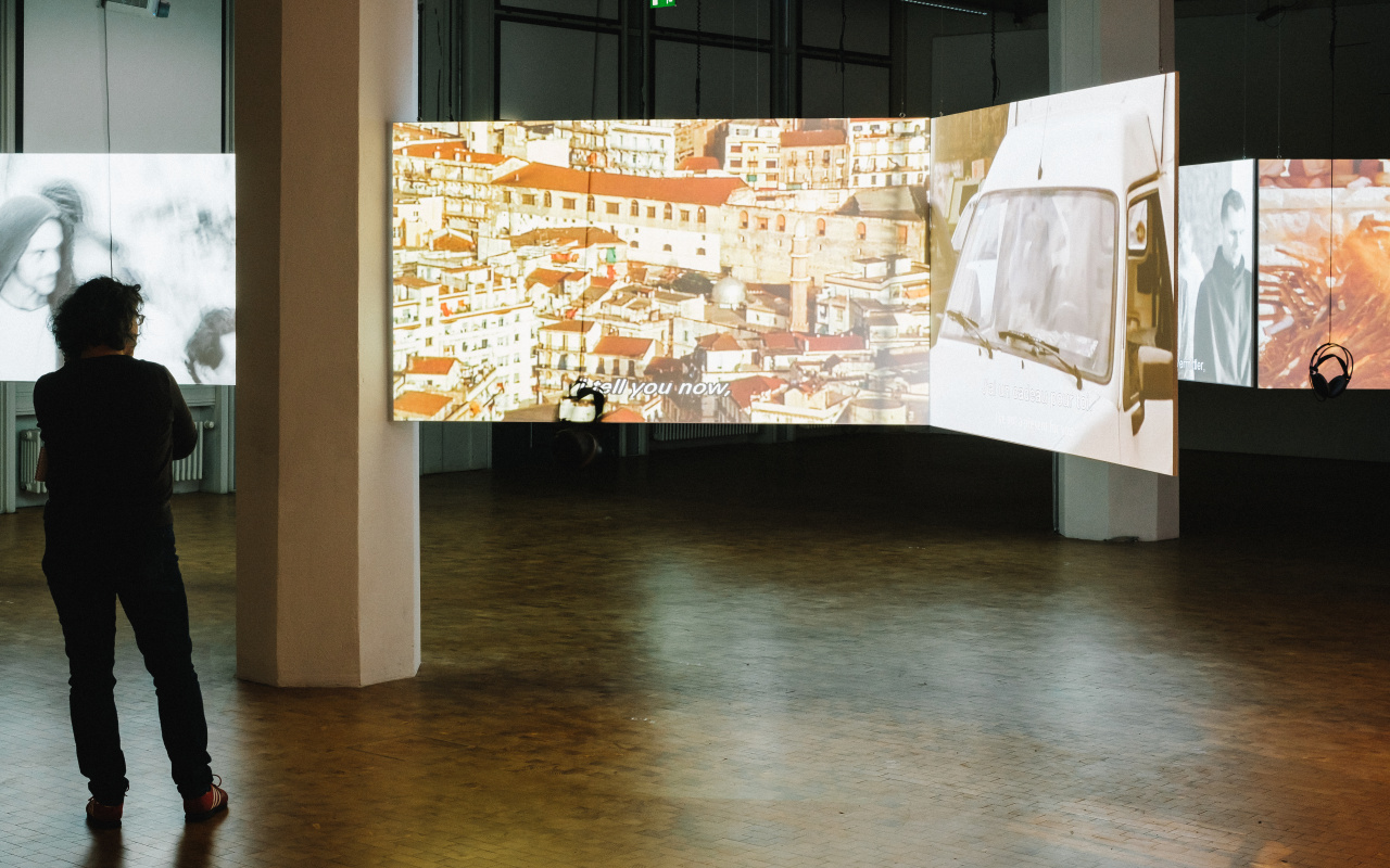 Vorführung verschiedener Filmausschnitte in der Ausstellung »Reset Modernity!«