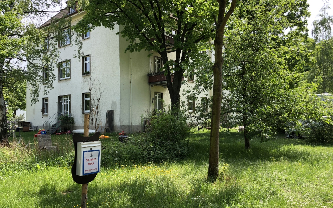 Grüner Garten mit einem großen Haus