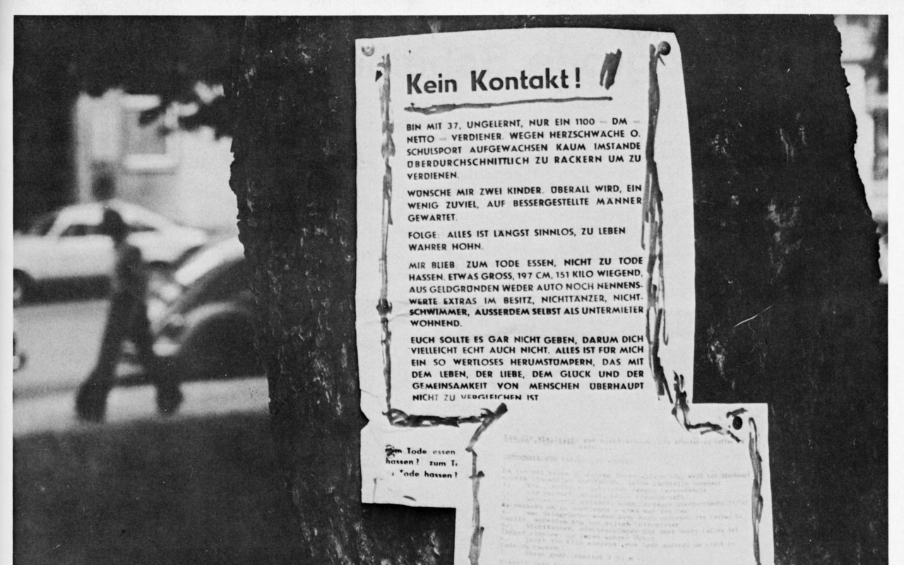 Zwei Zettel an einem Baum: Darauf lesbar die Worte "Kein Kontakt!"