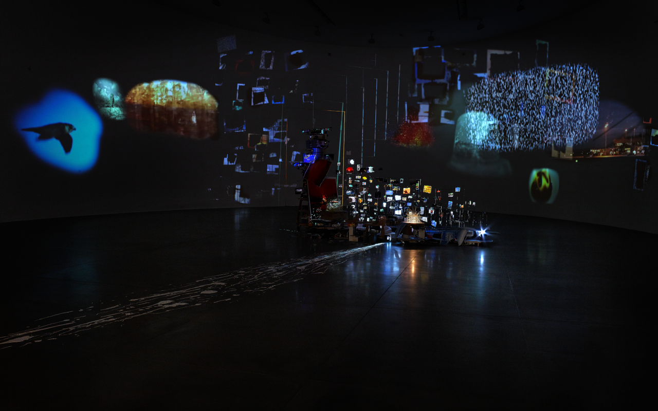 Blick auf das Werk »Flash Point« von Sarah Sze im Rahmen der Ausstellung »Critical Zones« am ZKM.