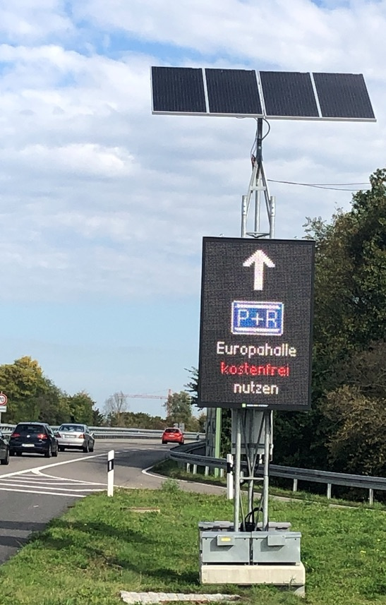 Das Foto zeigt einen Tempowechelzeichengeber, der signalisiert, dass Park + Ride an der Europahalle kostenfrei sei. 