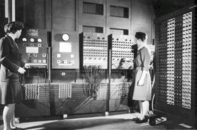 Das Hauptsteuerpult des »ENIAC« in der Moore School.