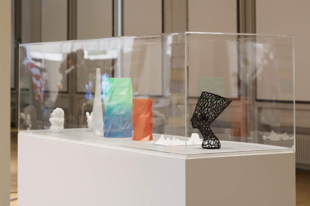 A cabinet with several 3D-prints