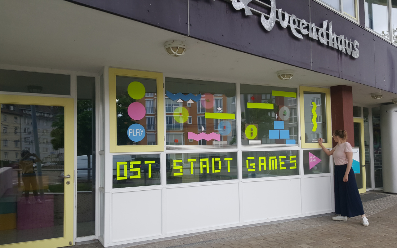 Außenansicht eines Jugendhauses mit bunten Basteleien im Fenster