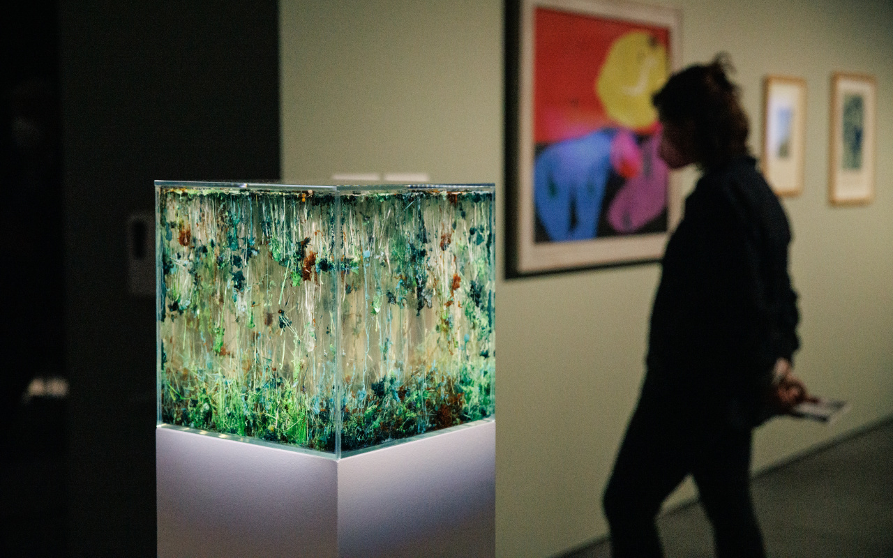 View of the exhibition »The Beauty of Early Life«. In the foreground you can see the work of Agnieszka Kurant »Chemical Garden«.