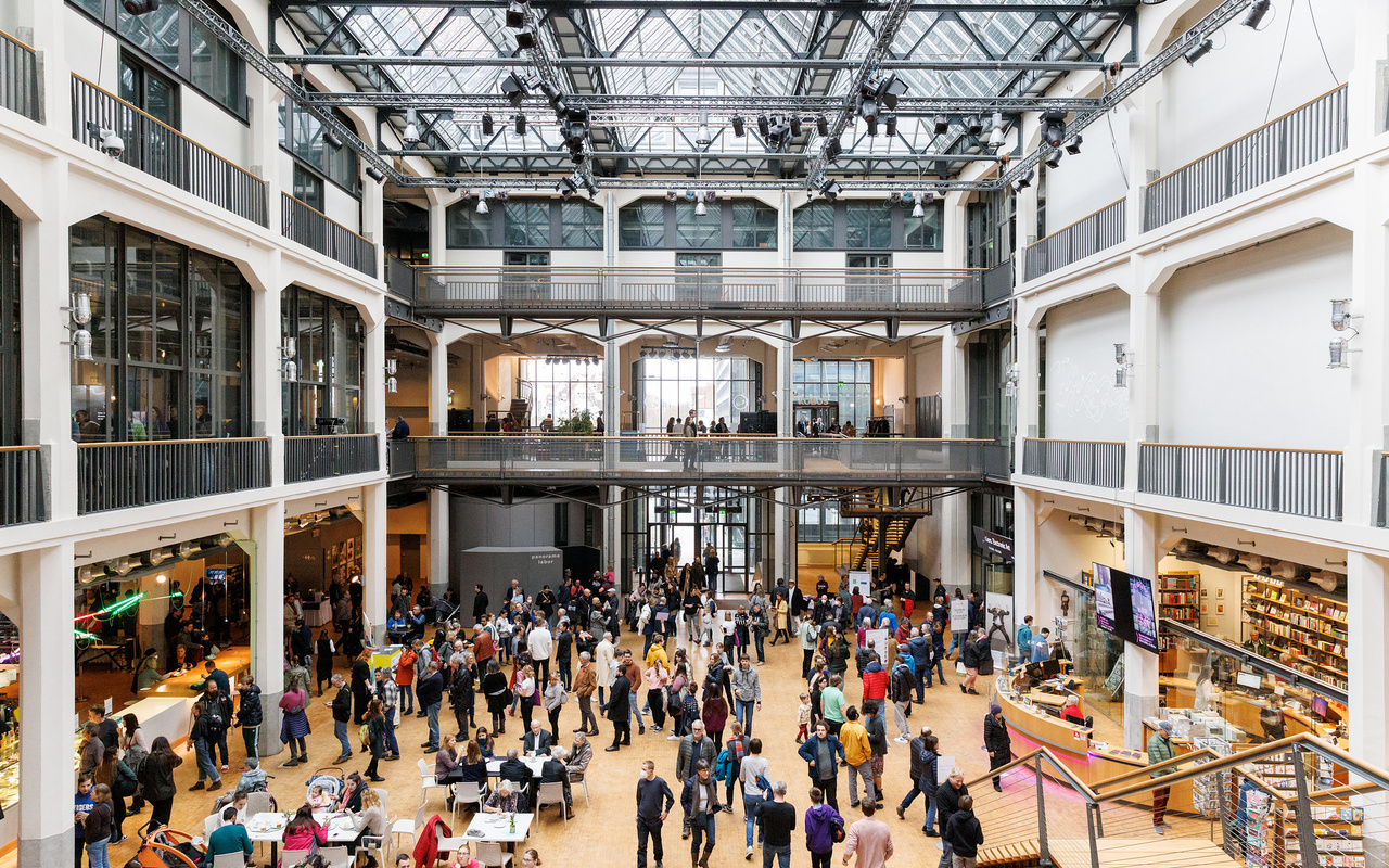 Das Foyer des ZKM beim Tag der offen Tür 2023