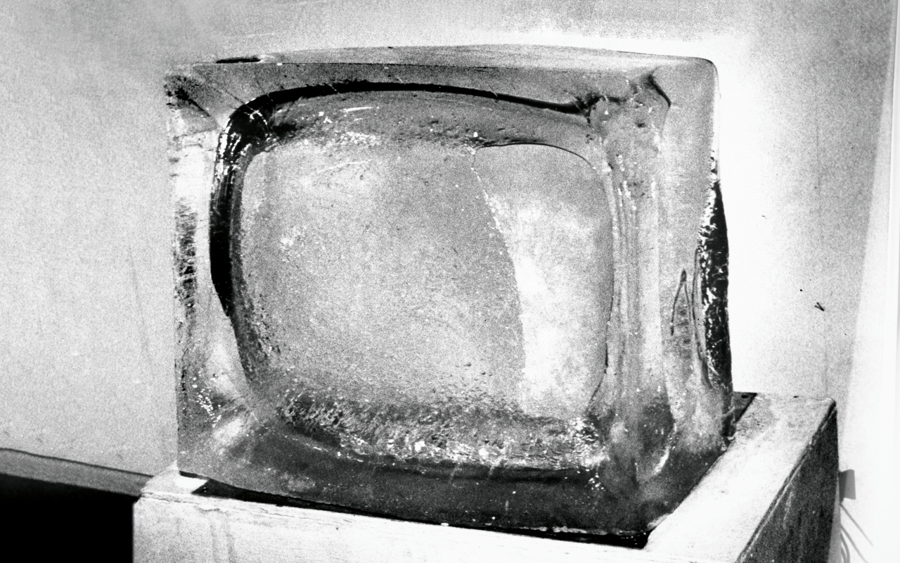 Ein riesiger Eiswürfel, der wie ein Röhrenfernseher aussieht.