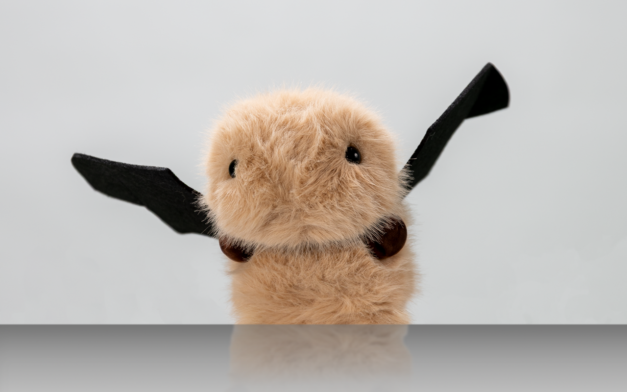 Porträtfotos eines Kuscheltiers vor weißem Hintergrund.
