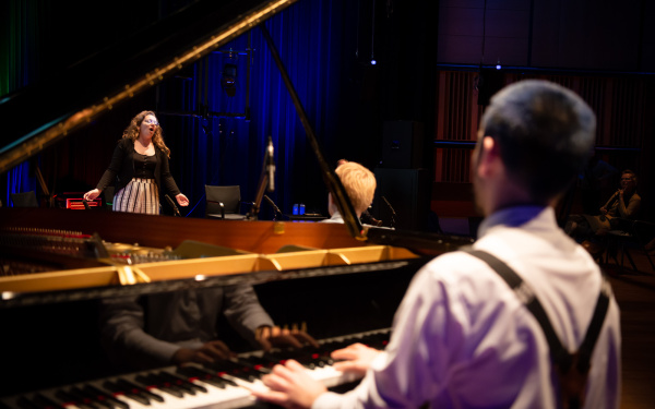 Óscar Escudero plays the piano and Belenish Moreno-Gil sings along, standing a few meters away.