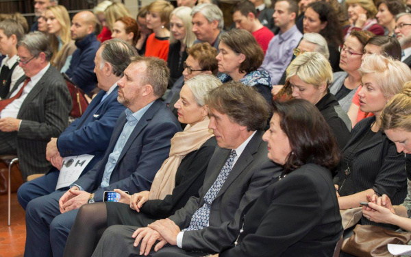 Das Foto zeigt den vollbesetzten Saal bei der Ausstellungseröffnung 