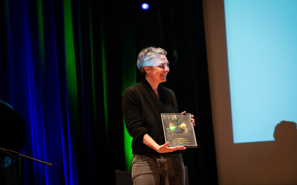 Anett Holzheid receives the very first prize of the Salon of the Munich Biennale