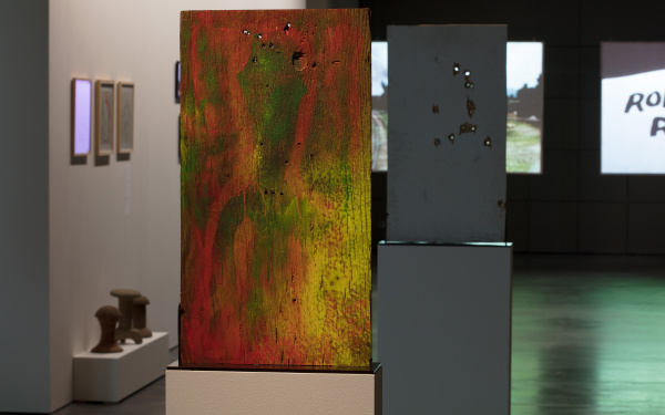 Shotgun-Bild in rot-grünen Farben von William S. Borroughs in der »Beat Generation« Ausstellung