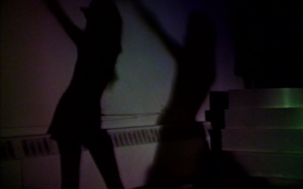Videostill aus Mira Cantors »Centersheet«