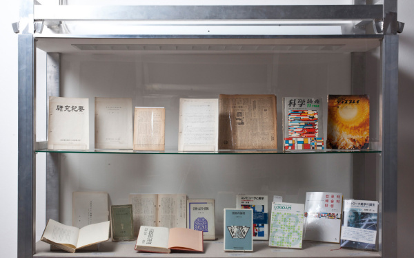 Blick in eine Vitrine mit Publikationen von Hiroshi Kawano.
